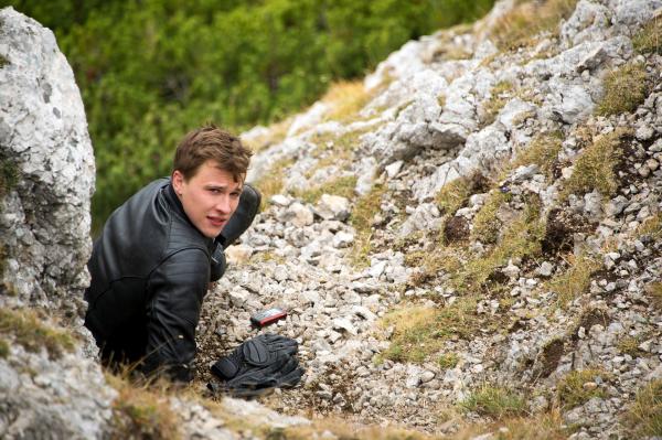 Bild 1 von 8: Eine halsbrecherische Motocross-Fahrt endet für Thomas Hinzinger (Tim Kalkhof) schmerzhaft.