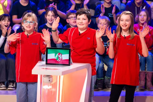 Bild 1 von 11: Das rote Team aus Rheinland-Pfalz begrüßt das Publikum.