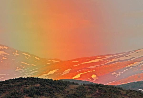 Bild 1 von 15: Zauberhafte Tundra: Bis weit in den Sommer hinein liegt Norwegens Fjell-Landschaft unter Schnee.