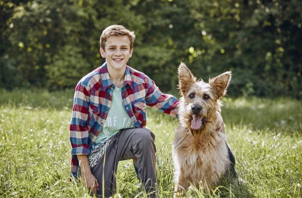 Bild 1 von 2: Flori (Lino de Greiff) mit seinem Racko (Filmhund Chewakka). Weiteres Bildmaterial finden Sie unter www.br-foto.de.