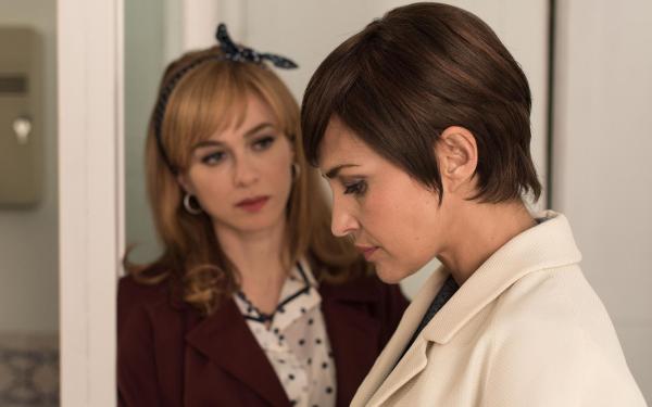 Bild 1 von 6: Clara Montesinos (Marta Hazas, l.); Ana Rivera (Paula Echevarría, r.)