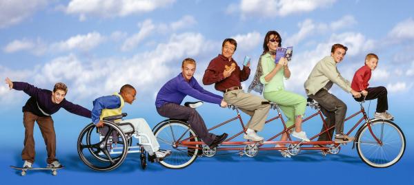 Bild 1 von 13: Im Bild (v.li.): Justin Berfield (Reese), Craig Lamar Traylor (Stevie), Christopher Kennedy Masterson (Francis), Bryan Cranston (Hal), Jane Kaczmarek (Lois), Frankie Muniz (Malcolm), Erik Per Sullivan (Dewey).