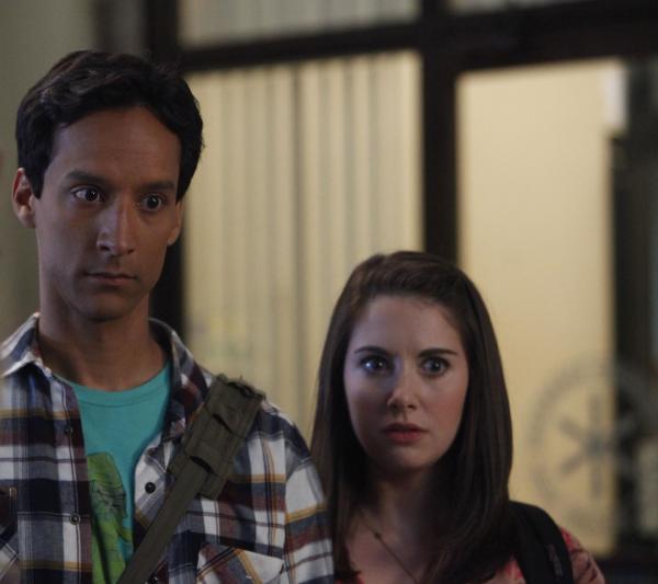 Bild 1 von 12: Annie (Alison Brie, r.) erkennt ziemlich schnell, dass es nicht einfach wird, mit Jeff zusammen zu arbeiten. Auch Troy möchte nicht mit Abed (Danny Pudi, l.) in einem Team sein ...