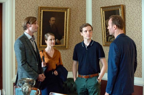 Bild 1 von 6: Perner (Ulrich Frriedrich Brandhoff, ganz links) und der Assistentin (Odine Johne, Mitte links) davon abgehalten.