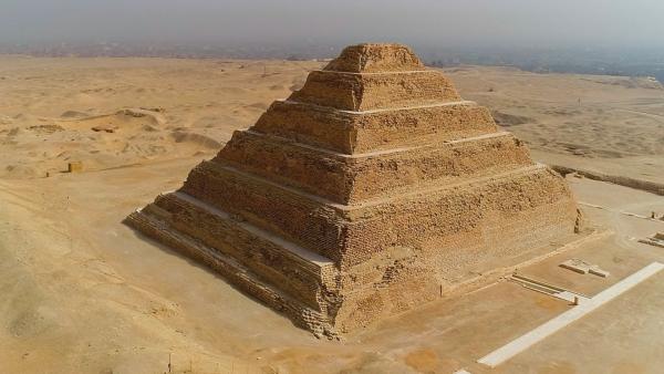 Bild 1 von 3: Mit der Stufenpyramide von König Djoser beginnt das altägyptische Pyramidenzeitalter.