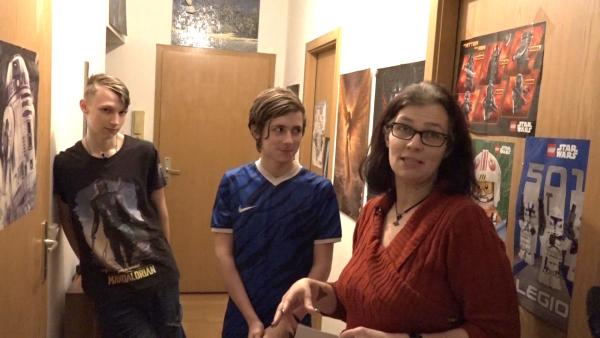 Bild 1 von 3: Nicole diskutiert mit ihren Söhnen über eine neue Wandfarbe - doch die Meinungen gehen weit auseinander..
