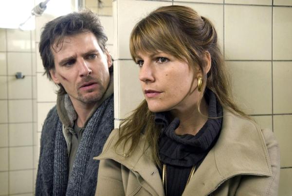 Bild 1 von 16: Katja (Sophie Schütt, r.) und Leon (René Steinke, l.) werden zu Verbündeten und versuchen gemeinsam herauszufinden, wer die Hintermänner des Attentats und der Entführung sind ...