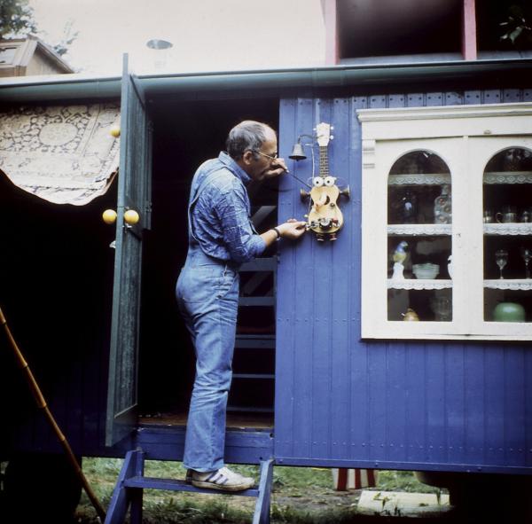 Bild 1 von 3: Peter (Peter Lustig) richtet seinen Bauwagen ein. Das ist gar nicht so einfach. Immerhin sollen eine Küche, ein Bad, eine gemütliche Coach und ein Bett dort Platz finden.