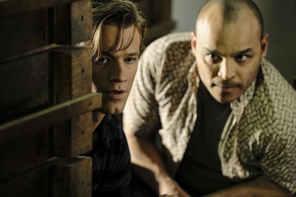 Bild 1 von 45: MacGyver (Lucas Till, l.); Hadley (Jimmy Gonzales, r.)