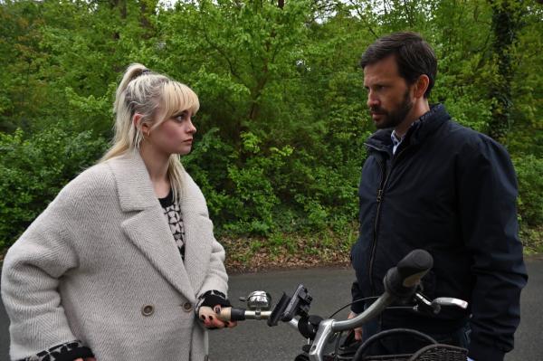 Bild 1 von 11: Luisa Knapp (Maja Bons, l.) bleibt dran. Für ihren Podcast beginnt sie selbst Nachforschungen zu der Mordserie anzustellen. Roland 'Jimmy' Hendrix (Franz Dinda, r.) ist genervt.