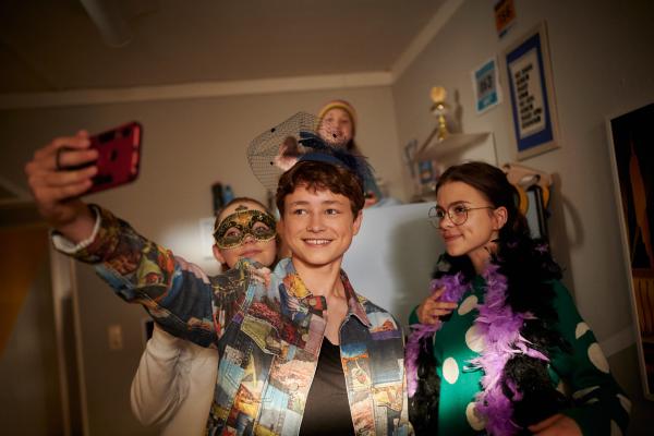 Bild 1 von 4: Julia (Lentje de Groote, l.) hat einen riesigen Spaß mit ihren neuen Mitbewohnerinnen Fabienne (Paula Uhde), Rosa (Karlotta Hasselbach) und ihrem besten Freund Colin (Johannes Degen). Noch mehr freut sie sich auf das Theatermodul.
© mdr/Saxonia Media/Felix Abraham - Honorarfreie Verwendung gemäß AGB im redaktionellen Zusammenhang mit genannter Sendung bei Nennung \