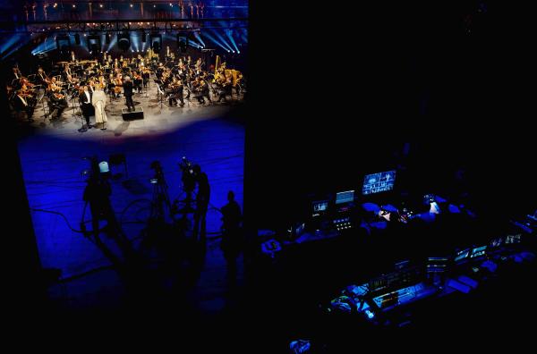 Bild 1 von 4: Eigens für diesen Film haben die Wiener Symphoniker mit Solisten wie Piotr Beczala (vorne li.) und Camilla Nylund (vorne re.) unter der Leitung von Dirigent Manfred Honeck (vorne Mi.) ein Best-of aus Lehárs Werk im Theater an der Wien eingespielt.