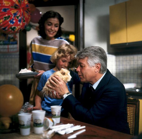 Bild 1 von 6: Werner (Peter Weck, r.) sieht sich Toms (Tarek Helmy, M.) Meerschweinchen Bommel näher an. Dabei wird er von Angi (Thekla Carola Wied, r.) beobachtet.