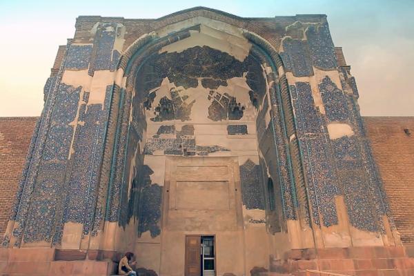 Bild 1 von 5: Die Kabud-Moschee in Täbris, auch bekannt als Blaue Moschee, ist für ihre historischen Fliesenarbeiten bekannt.