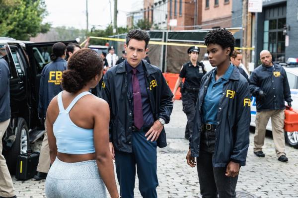 Bild 1 von 8: Special Agent Stuart Scola (John Boyd, Mitte); Special Agent Tiffany Wallace (Katherine Renee Turner, r.)