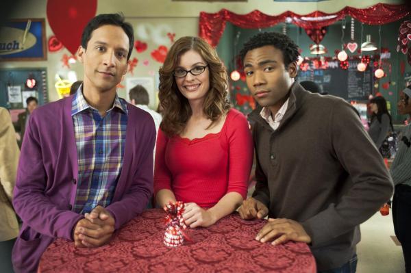 Bild 1 von 26: Um ihre Freundschaft nicht zu gefährden, gehen Troy (Donald Glover, r.) und Abed (Danny Pudi, l.) zusammen mit Mariah (Maite Schwartz, M.) auf den Valentinstanz. Hier soll sich die junge Frau für einen von ihnen entscheiden ...