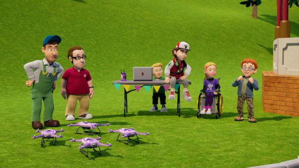 Bild 1 von 3: Gemeinsam mit den Kindern bereiten Mike und Joe die Drohnen-Show vor.