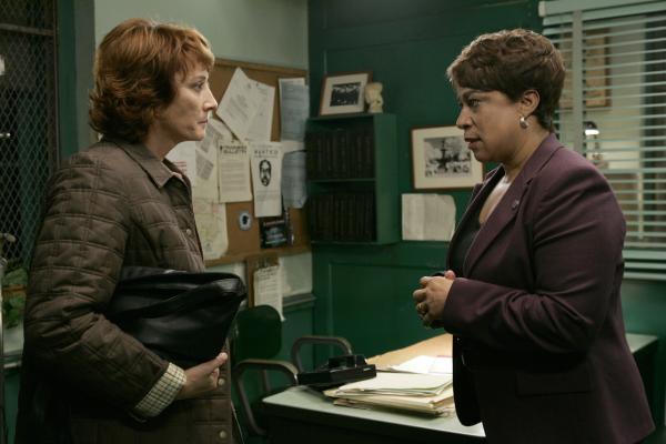 Bild 1 von 8: (l-r) Annie Corley as Christine Hill, S. Epatha Merkerson as Lt. Anita Van Buren -- NBC