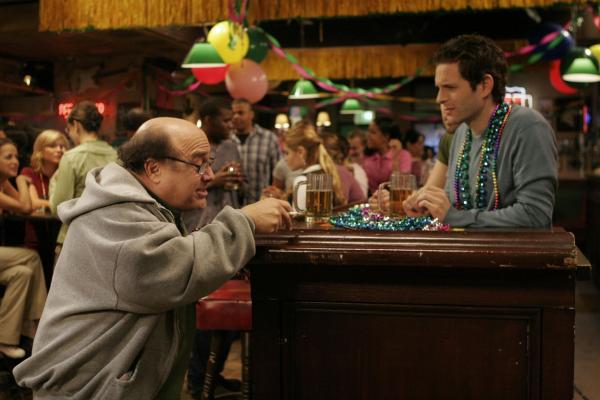 Bild 1 von 10: Frank (Danny DeVito, r.) treibt es auf die Spitze und will auch das Glücksspiel im Pub ermöglichen. Mit allen Konsequenzen...