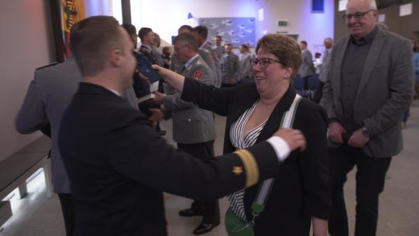 Bild 1 von 15: Lennard hat die Prüfung bestanden - und umarmt seine Mutter.