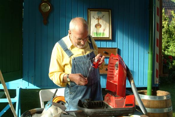 Bild 1 von 5: Auf dem Klebestreifen soll sich der Staub ansammeln, den sich Peter (Peter Lustig) anschließend durch ein Mikroskop anschauen möchte.