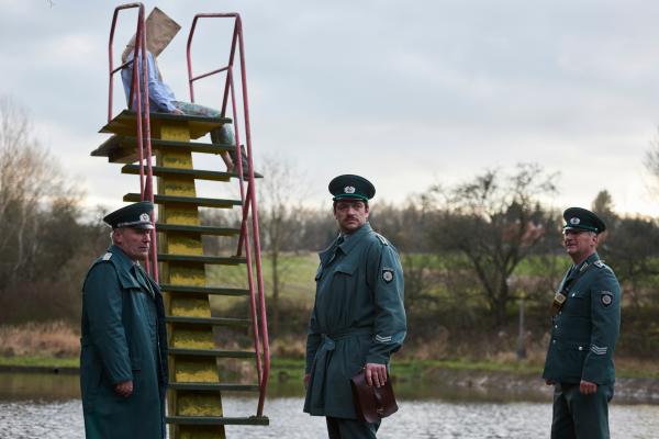 Bild 1 von 7: Während weitere Mädchen ermordet werden, tappen die Polizisten Lothar Wieditz (Jörg Schüttauf) und Karl Albers (Ronald Zehrfeld) weiterhin im Dunkeln.