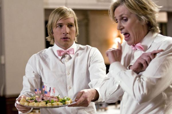 Bild 1 von 8: Kyle Bradway (Ryan Hansen. l.); Constance Carmell (Jane Lynch, r.)