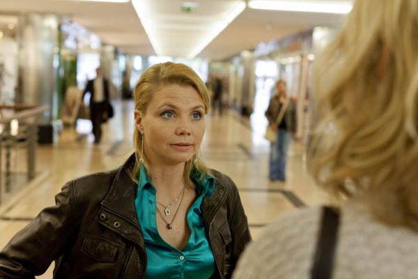 Bild 1 von 20: Um ihre Steuerschulden abzutragen, hat Danni (Annette Frier) das rettende Angebot von Oliver Schmidt annehmen müssen. Da sie glaubt, sie habe sowieso keine Verhandlungsposition, unterschreibt sie sein Angebot, ohne sich den Vertrag durchzulesen ...