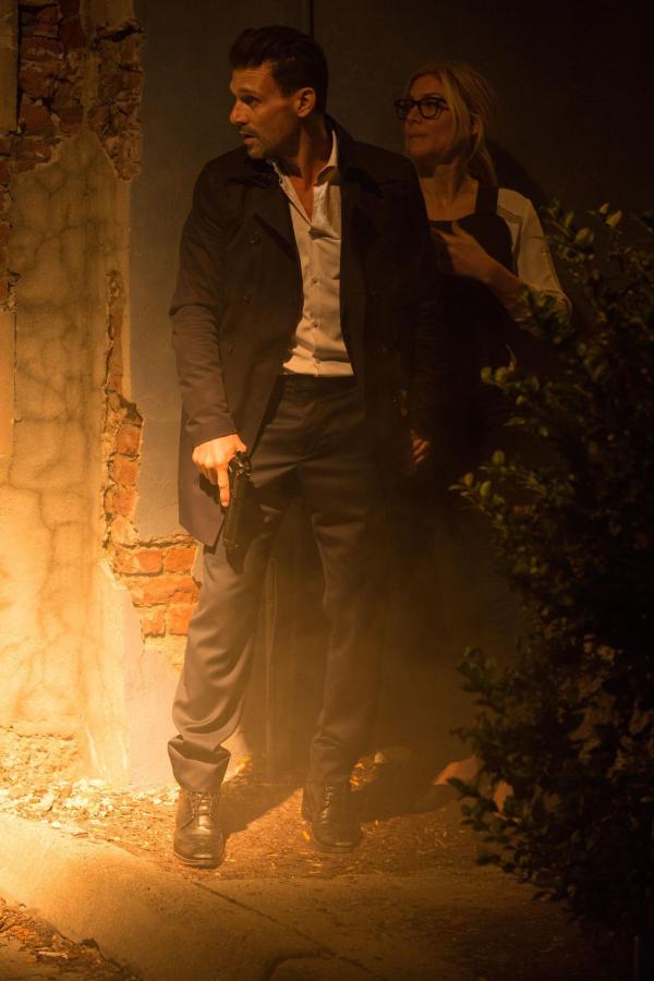 Bild 1 von 12: Leo Barnes (Frank Grillo, l.); Senatorin Charlie Roan (Elizabeth Mitchell, r.)