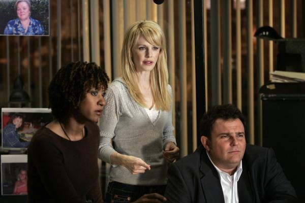 Bild 1 von 10: Lilly Rush (Kathryn Morris, M.) öffnet gemeinsam mit ihren Kollegen Kat Miller (Tracie Thoms, l.) und Nick (Jeremy Ratchford, r.), erneut die Akten zu einem Mordfall, der 11 Jahre zurückliegt ...