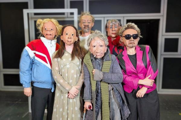 Bild 1 von 3: Familie Flöz ist eine besondere Theatergruppe, die seit über 30 Jahren alles nur mit Masken spielt.