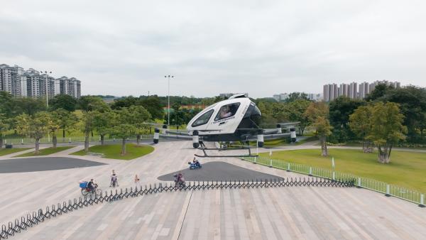 Bild 1 von 4: Modell mit Zukunft: Das eVTOL-Fluggerät 216 aus chinesischer Produktion bringt zwei Passagiere sicher und staufrei von A nach B.