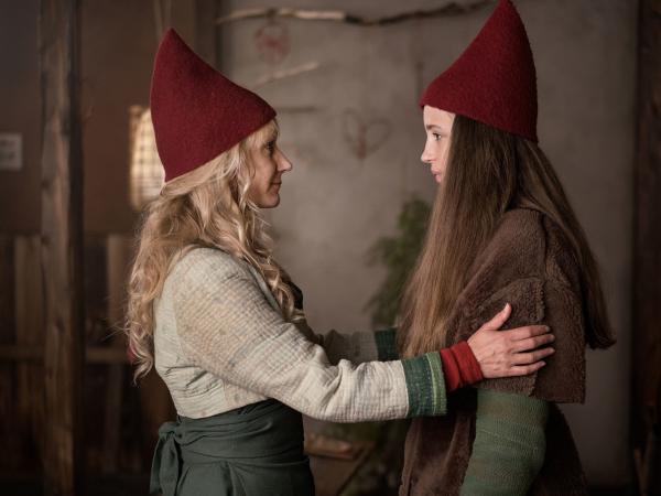 Bild 1 von 7: Tuva (Anette Stßvelbæk, links) und Tinka (Josephine Chavarria Hßjbjerg) verabschieden sich.