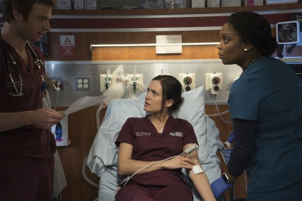 Bild 1 von 11: (l-r) Nick Gehlfuss as Dr. Will Halstead, Torrey DeVitto as Dr. Natalie Manning, Marlyne Barrett as Maggie Lockwood -- (Photo by: Elizabeth Sisson/NBC)