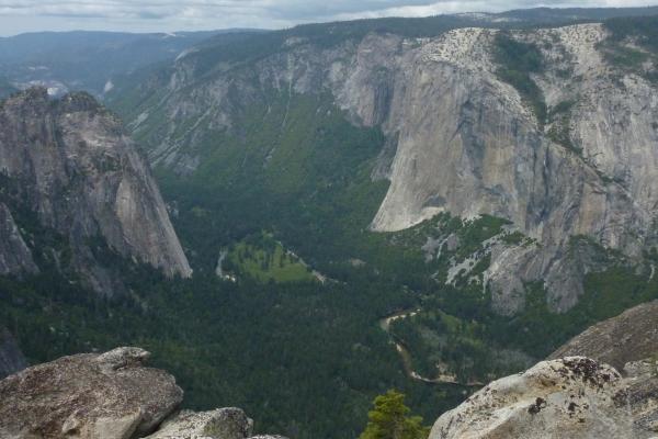 Bild 1 von 2: Das Yosemite Valley ist eine faszinierende Landschaftsformation.