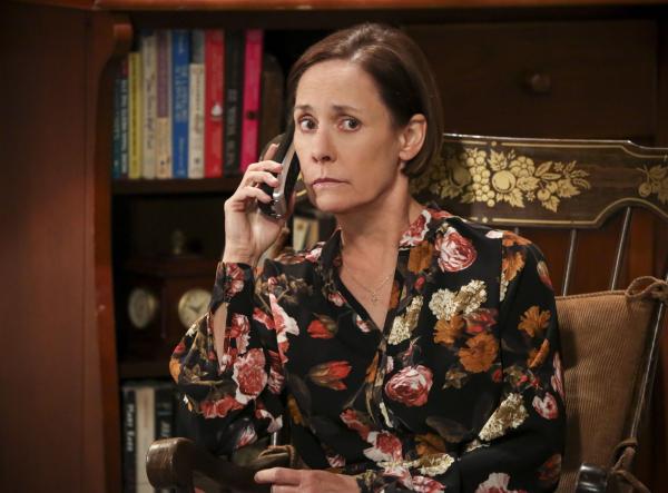 Bild 1 von 11: Sheldon sucht krampfhaft nach einem neuen Projekt, doch als ihm einfach nichts einfallen will, nutzt er seine Zeit tatsächlich, um mit seiner Mutter Mary (Laurie Metcalf) zu quatschen ...
