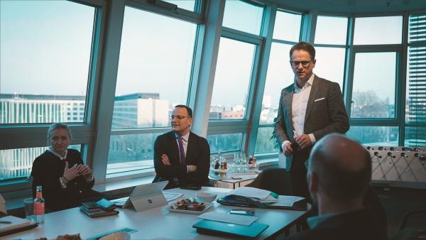Bild 1 von 1: Carsten Linnemann, Jens Spahn und weitere CDU-Funktionäre warten im Konrad-Adenauer-Haus auf die Ergebnisse der Wahl in Rheinland-Pfalz