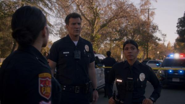 Bild 1 von 3: Officer John Nolan (Nathan Fillion) und Officer Celina Juarez (Lisseth Chavez) eilen zu einem akuten Einsatz, an dem ein unter Beschuss geratener Krankenwagen beteiligt ist.