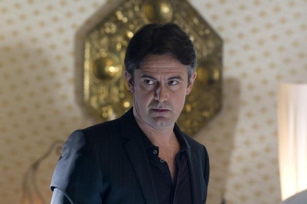 Bild 1 von 21: (1. Staffel) - Nach seiner Rückkehr ins Leben muss Mick der Realität ins Auge blicken. Was er sieht, gefällt ihm gar nicht. Besonders stört ihn, dass seine Frau mit dem Pathologen Roland Meisner (Robert Lohr) zusammenlebt ...