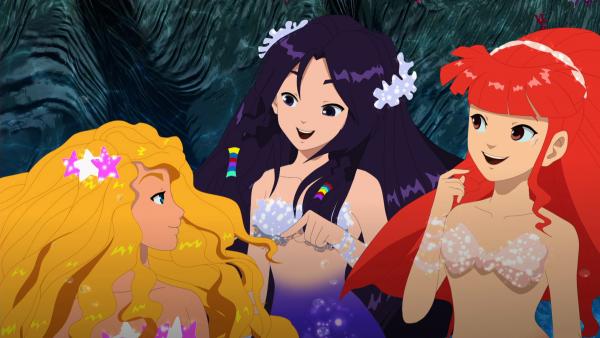 Bild 1 von 8: Emma, Cleo und Rikki (v.l.n.r.) freuen sich, dass Schildkröte Teddy endlich einen Freund zum Spielen gefunden hat.