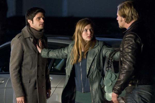 Bild 1 von 22: Als Mick (Henning Baum, r.) aufgeht, dass die neue Frau in Andreas' (Max Grill, l.) Leben seine eigene Tochter (Luise Risch, M.) ist, rastet er völlig aus ...