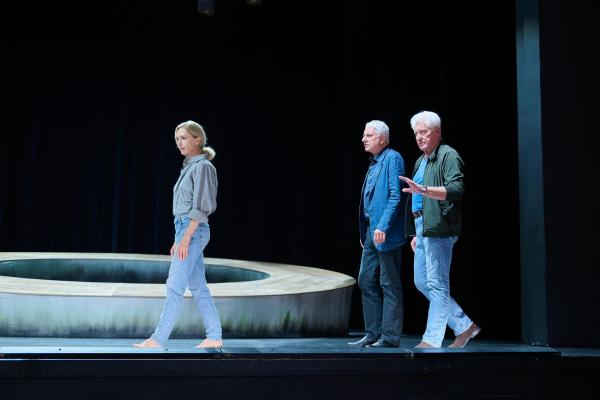 Bild 1 von 19: Im Bild: Gina Rohland (Ursina Lardi) probt und provoziert. Beobachtet wird sie dabei von Kriminalhauptkommissar Leitmayr (Udo Wachtveitl) und Kriminalhauptkommissar Ivo Batic (Miroslav Nemec), der schon ein bisschen von Gina beeindruckt ist.