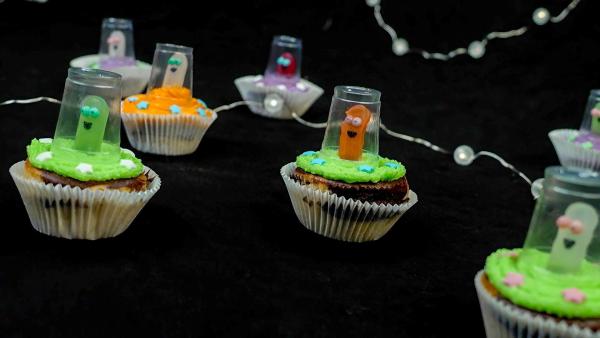 Bild 1 von 3: Im Bild: Köstliche Alien-Cupcakes? die sicherlich mit Lichtgeschwindigkeit verputzt werden!