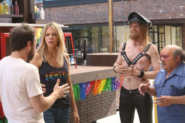 Bild 1 von 8: (v.l.n.r.) Charlie Kelly (Charlie Day); Dee Reynolds (Kaitlin Olson); Cricket (David Hornsby); Frank Reynolds (Danny DeVito)