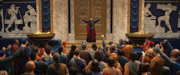 Bild 1 von 5: Kanzler Pharazôn (Trystan Gravelle) spricht zu den Einwohnern von Númenor, unter denen sich Widerstand gegen die Elbin Galadriel regt.