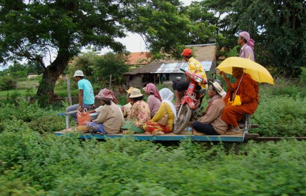 Bild 1 von 2: Mit bis zu 50 Kilometer pro Stunde jagt die Bambusbahn über die Gleise.