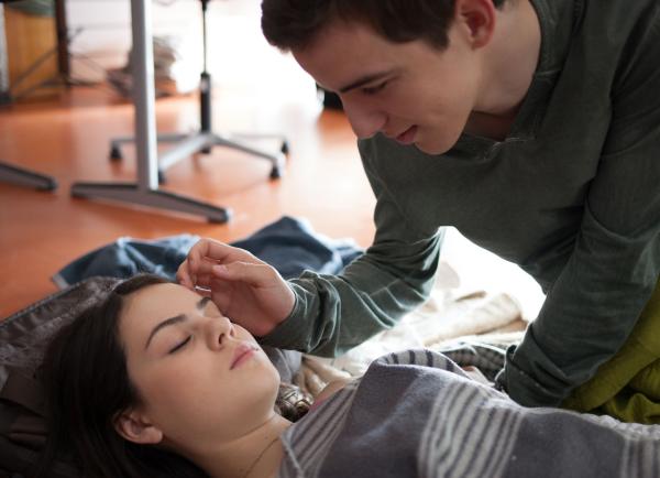 Bild 1 von 6: Wird Lennard (Maximilian Braun) Olivia (Holly Geddert) wachku¨ssen?