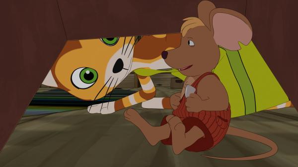 Bild 1 von 4: Findus hat mit einem Trick eine Maus gefangen. Die hat allerdings kein bisschen Angst vor ihm, sondern futtert entspannt weiter am Köder-Käse.