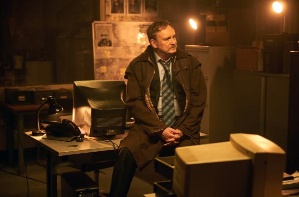 Bild 1 von 6: Detective Chief Inspector Paul Bethell (Philip Glenister) im Büro der Ermittlungskommission, die unter seiner Leitung steht