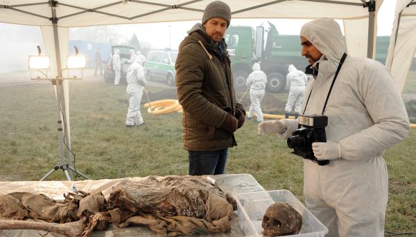 Bild 1 von 1: Oberkommissar Donald Becker (Wayne Carpendale, Mitte) begutachtet das Skelett eines Jungen, der seit neun Jahren vermisst wird. Die grausame Tat trägt unverkennbar die Handschrift des \
